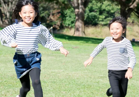 2人の子供が走っている